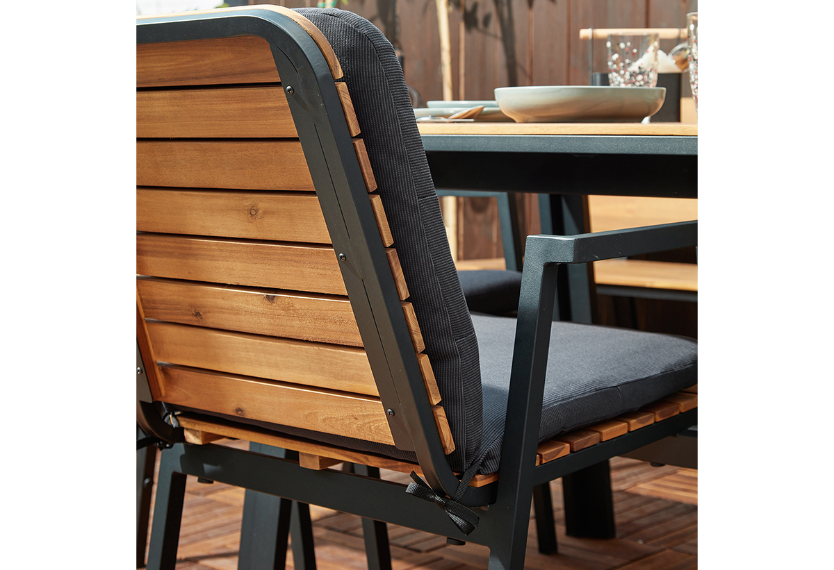 Απεικονίζεται η πλάτη της πολυθρόνας 